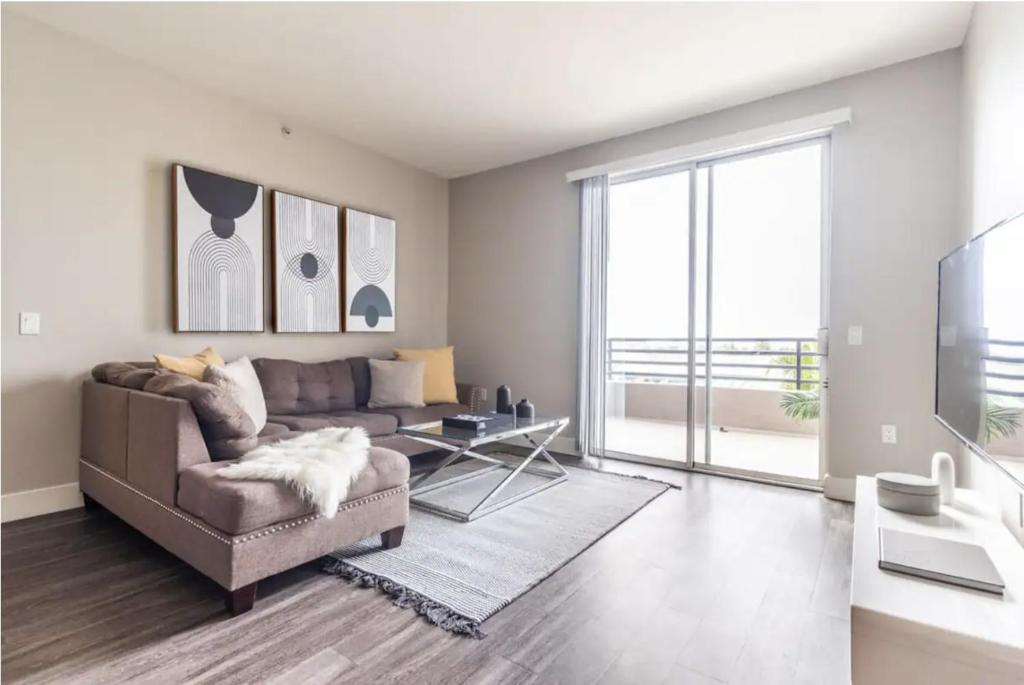 Modern 2BD & 2BTH Santa Monica 5 min to the Pier